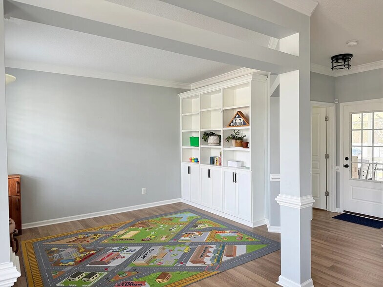 Building Photo - 931 Painted Lady Pl