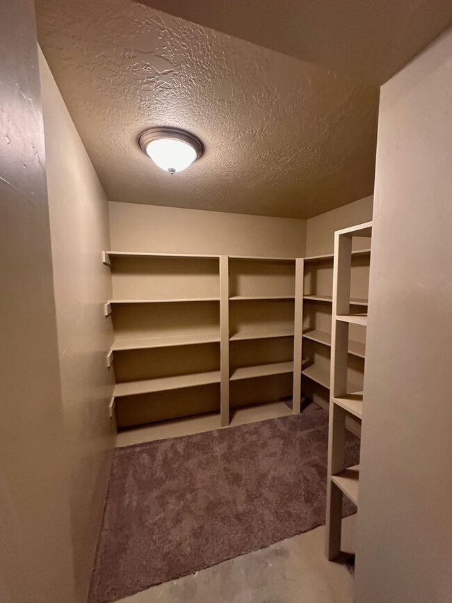 Building Photo - Orem Townhome - Hillcrest Neighborhood