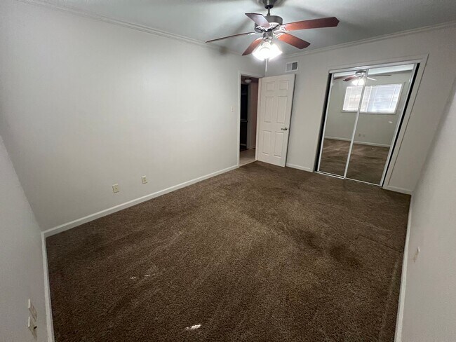 Building Photo - 2 Bedroom 1 Bath Apartment Close to Campus!
