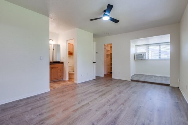 Building Photo - Downtown Vista Townhome, Available Now!