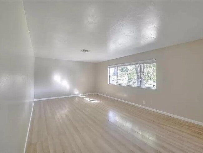 Building Photo - extra long garage.