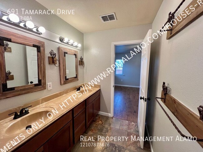 Building Photo - 691 Tamarack Dr