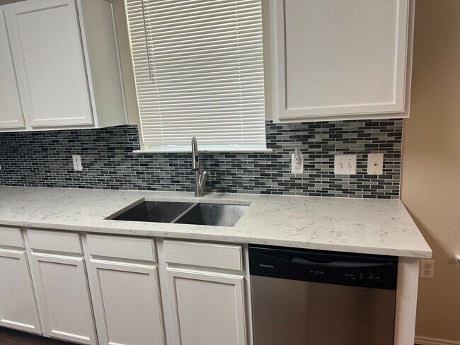 Building Photo - Modern 3/BR 2.5/BA Home with Stylish Kitch...