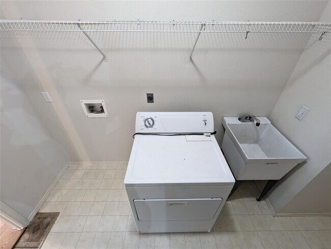 Building Photo - 303 N Carriage Hills Dr