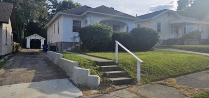 Building Photo - 308 E Maplewood Ave