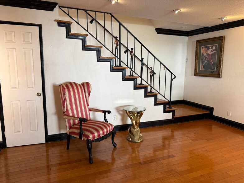 Building Photo - 21620 Burbank Blvd