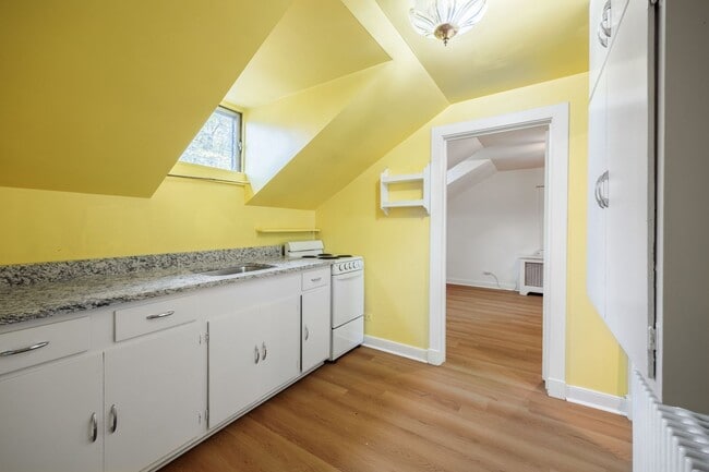 Building Photo - Quaint 1 Bedroom/1 Bathroom Cottage Style Apartment in Richmond ***Available NOW***