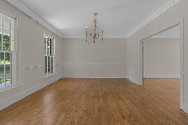 Building Photo - AVAILABLE NOW-- 4-Bed/5-Bath in the heart ...