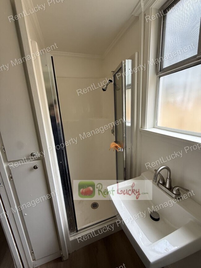 Building Photo - Super-Cute & Remodeled 1-Bedroom MIL Apartment in Great Kirkland Neighborhood FOR RENT!!
