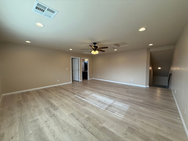 Building Photo - Spacious 4-BD 3.5-BA Home with Third Floor...