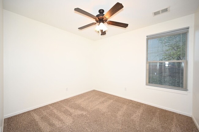 Building Photo - Cute 3-bedroom, 2 bath home with 1 car gar...