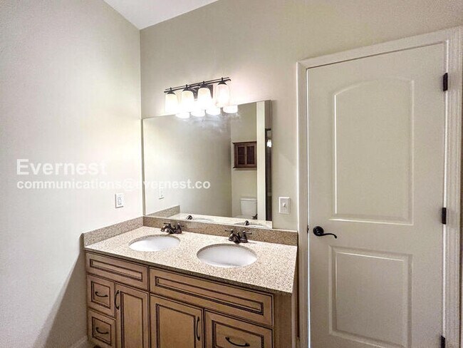 Building Photo - 2 Bed/4 Bath Condo with Detached Garage / Pet-Friendly / Available Now!