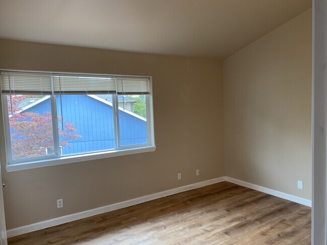 Building Photo - 688 E Beacon Dr