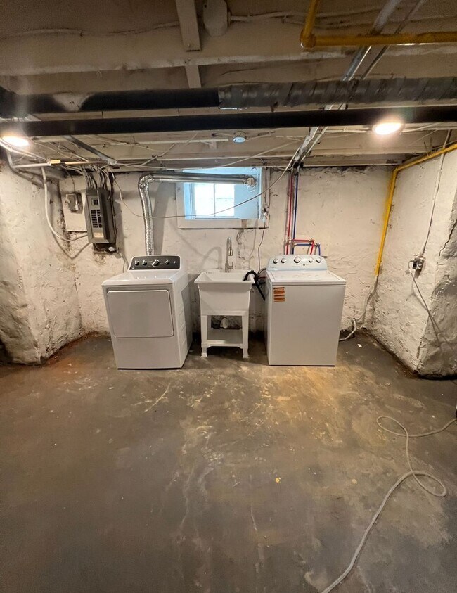 Building Photo - Renovated 3 Bedroom End Unit Available Now!