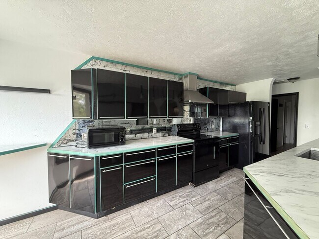 Building Photo - Spacious Basement Home with Breathtaking Views!!!