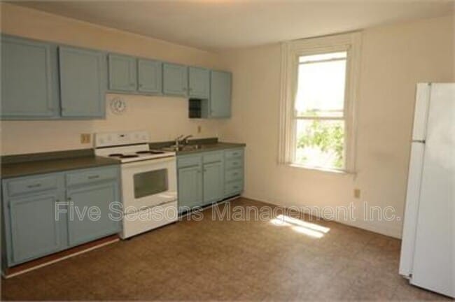 Building Photo - 39 Buell St