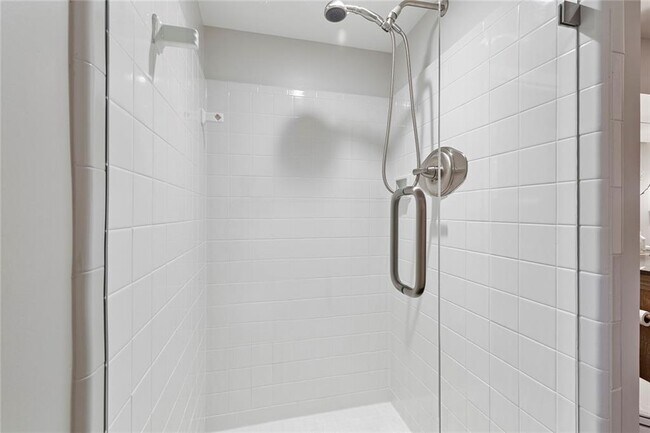 Building Photo - 1100 Kingston Dr NE