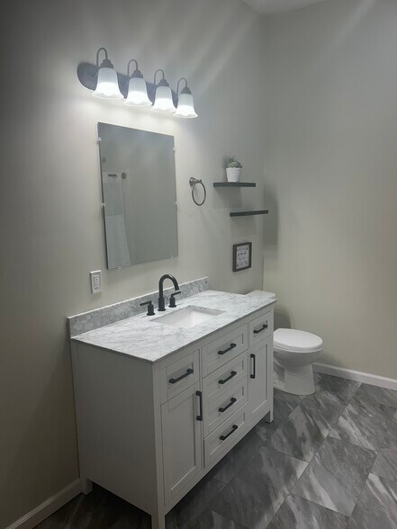 Building Photo - 812 Commercial St