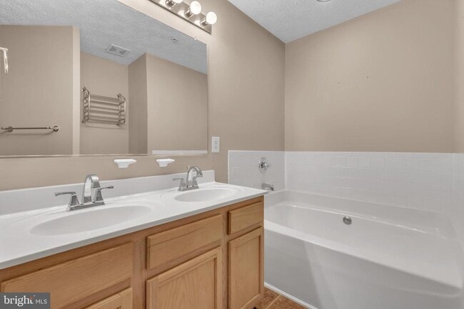 Building Photo - 10 Ironstone Ct