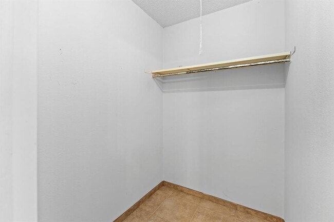 Building Photo - 607 Russet Valley Dr