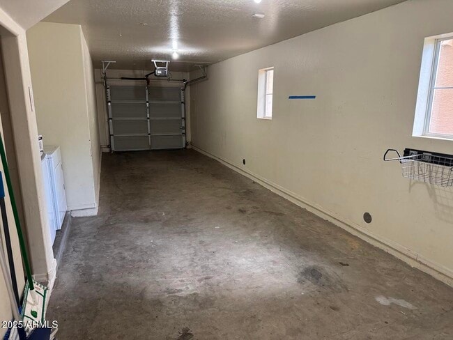 Building Photo - 104 W Laurel Ct