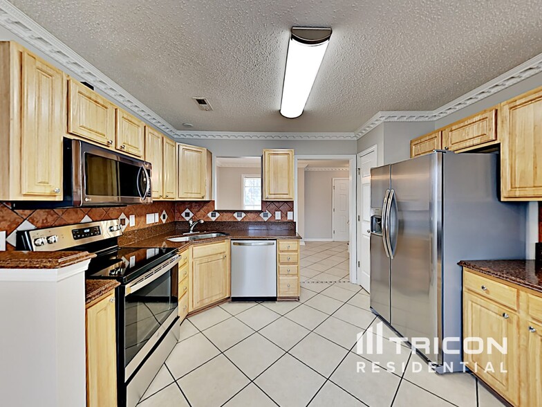 Building Photo - 3016 Queensdale Dr