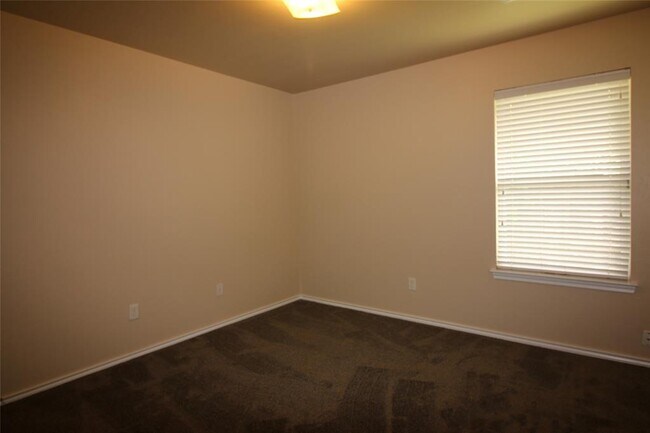Building Photo - 905 Renita Way