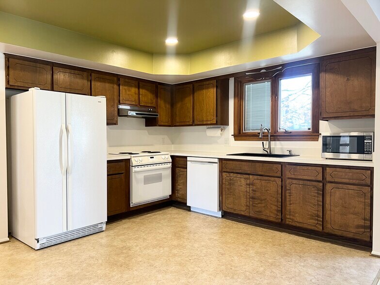 Building Photo - 30541 McGrath Dr