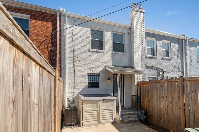 Building Photo - Recently Updated, 2 bed 2 1/2 Bath with Fe...