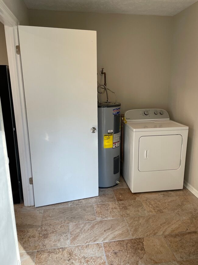 Building Photo - 498 E University Dr