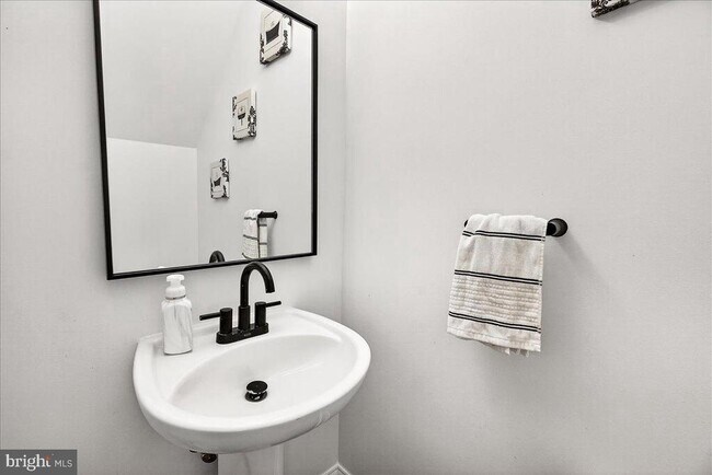 Building Photo - 910 Featherstone St