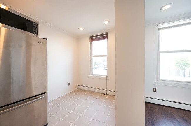 Building Photo - 48 Ravine Ave