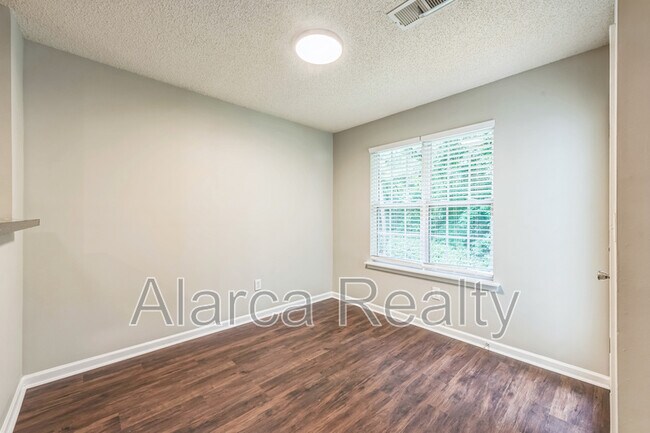 Building Photo - 8787 Robinson Forest Dr