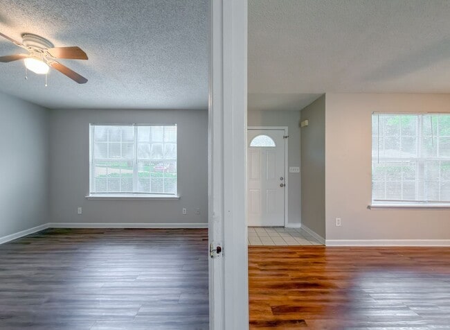 Building Photo - LOVELY SE 3/2 w/ New Paint, Fireplace, Fenced Yard, Vaulted Ceilings, Washer/Dryer, & No Carpet! ...