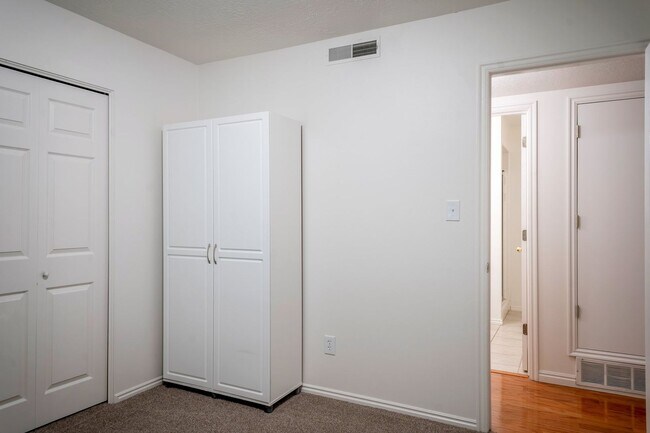 Building Photo - Top Floor Provo condo w private balcony