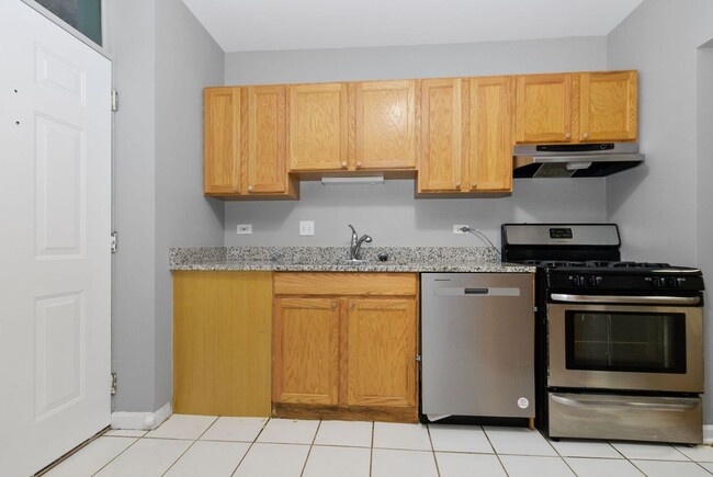 Building Photo - Two Bedroom Unit in South Shore - Move In Fee Special