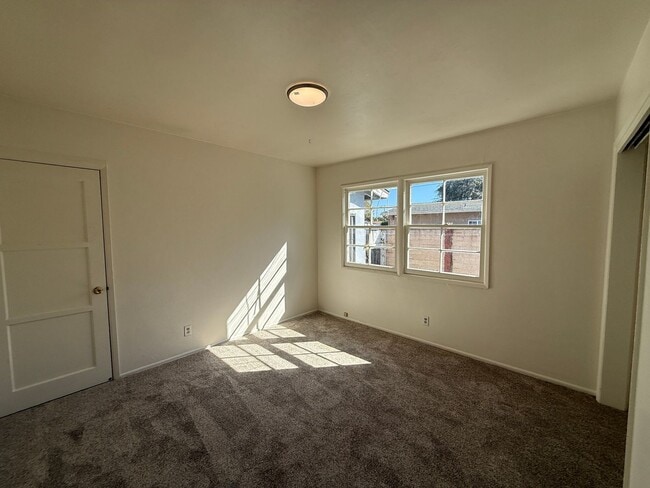 Building Photo - Centrally Located Single Story Ranch Style...