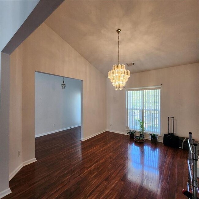 Building Photo - 1202 St James Pl