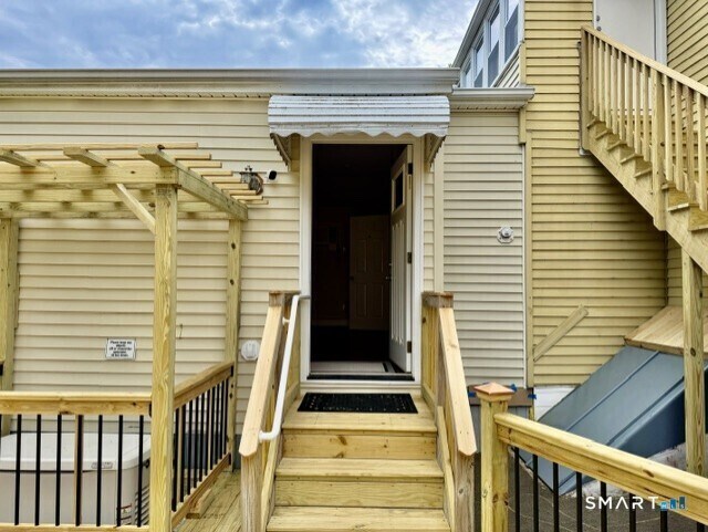 Building Photo - 10 Wells Ave