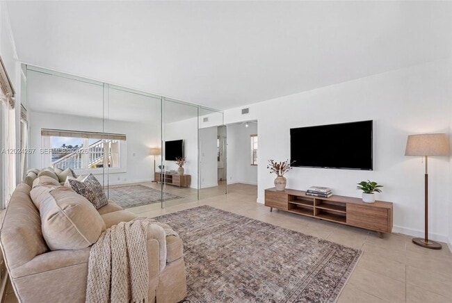 Building Photo - 2508 Bay Dr