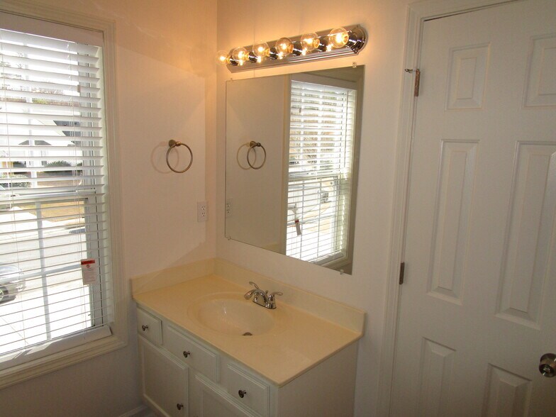 Building Photo - 2325 Carlysle Cove Dr