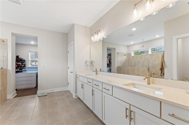 Building Photo - 4815 Briscoe Dr