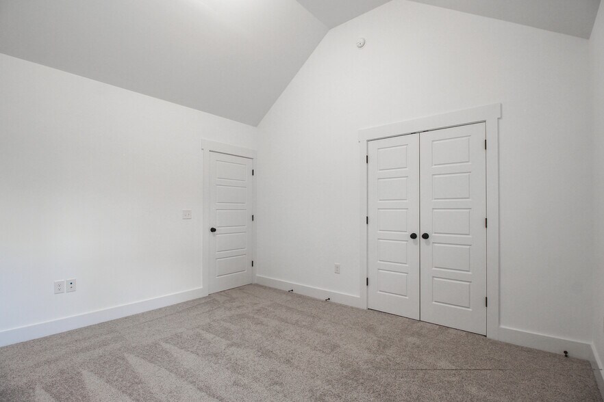 Building Photo - 2036 Warbler Dr