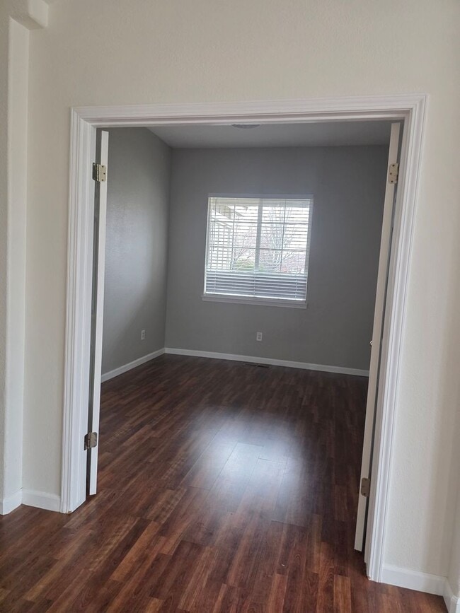 Building Photo - Rare 4 bedroom just moments from RED HAWK