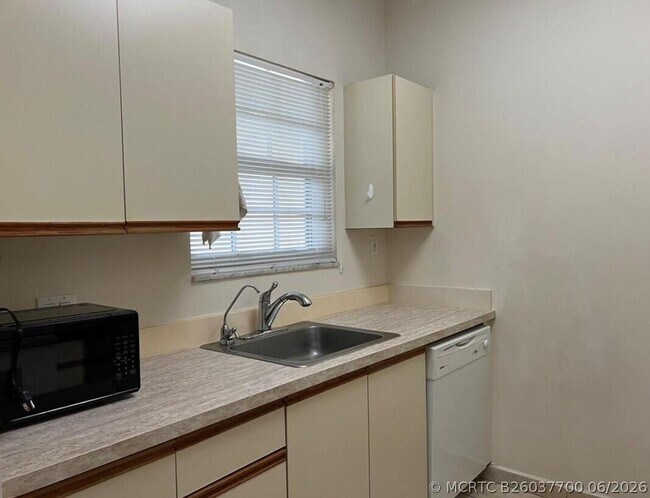 Building Photo - 660 Cypress Club Way
