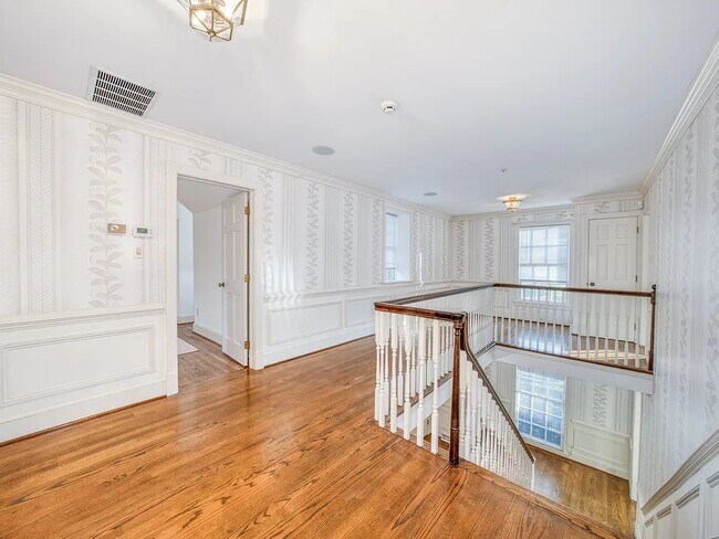 Building Photo - 9720 Burnett Dr