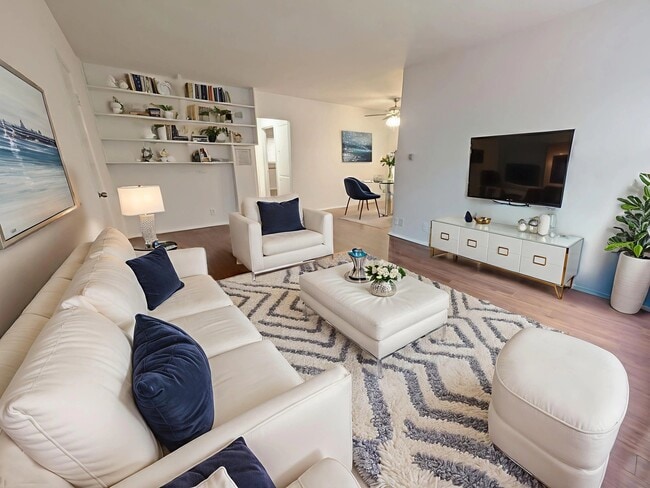 Building Photo - 7261 Franklin Ave