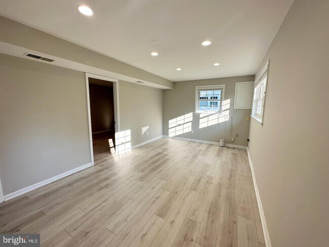 Building Photo - 2533 Hillsman St