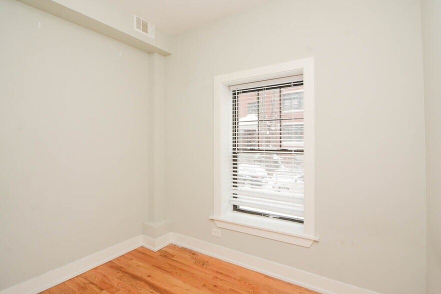 Building Photo - 629 W Oakdale Ave