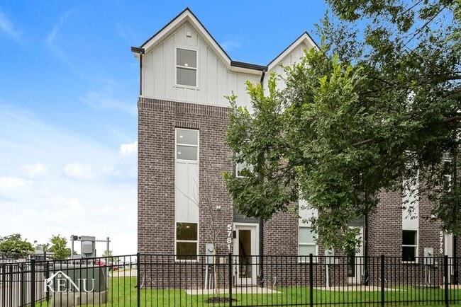 Building Photo - 5781 Sofias Cir